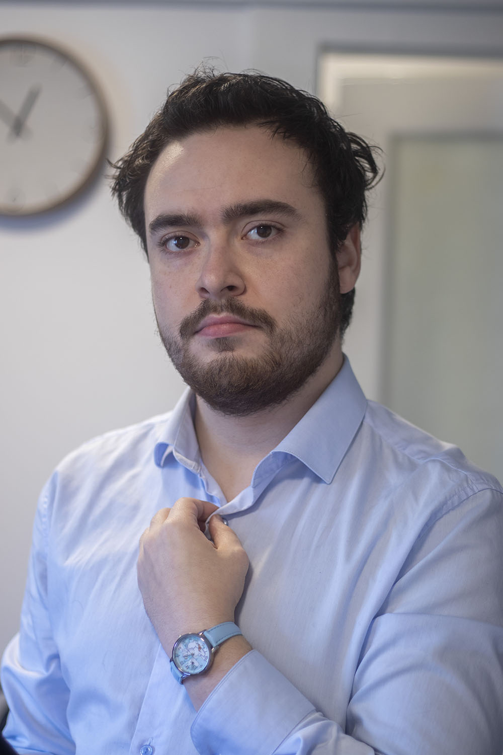 Štěpán Klein na portrétní fotografii v modré košili.